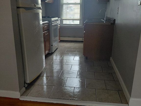 4th image of 488 Ridge St #2