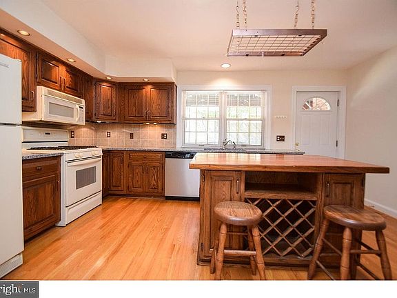 4th image of 904 Lovering Ave