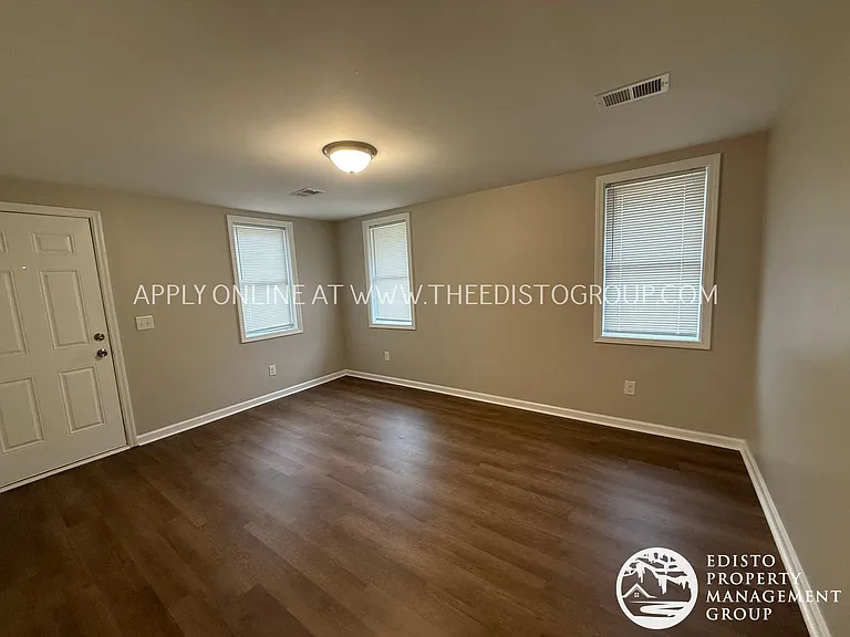 587 Bayne St SE — Photo 3
