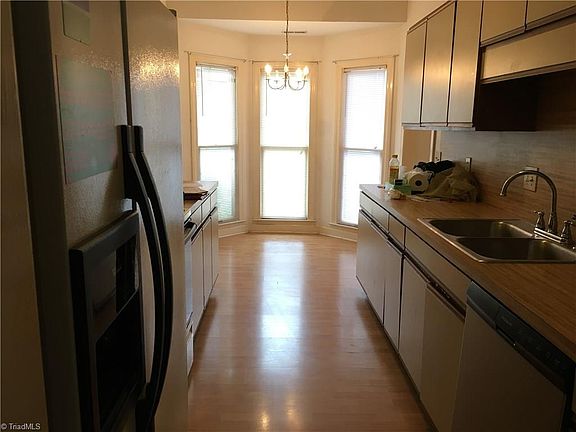 4th image of 325 S Cherry St