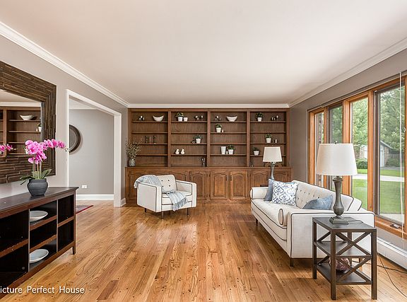 4th image of 109 York Ct