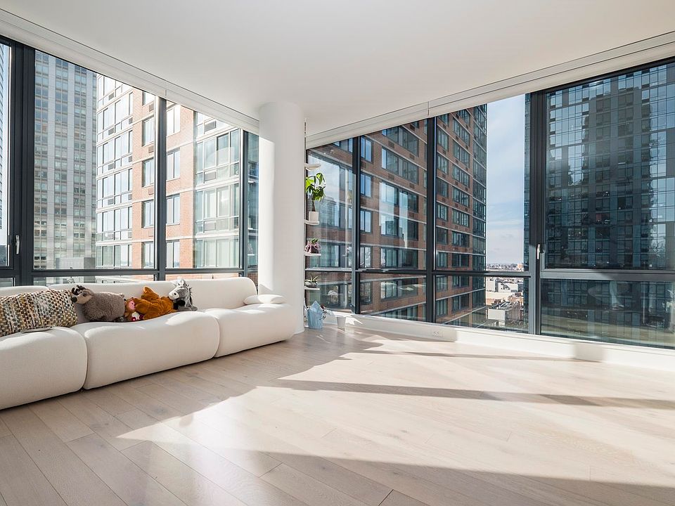 1st image of 155 Bay St Unit 1407