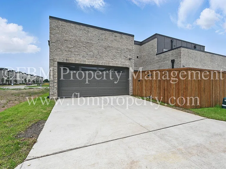 2121 Luna Dr — Photo 15