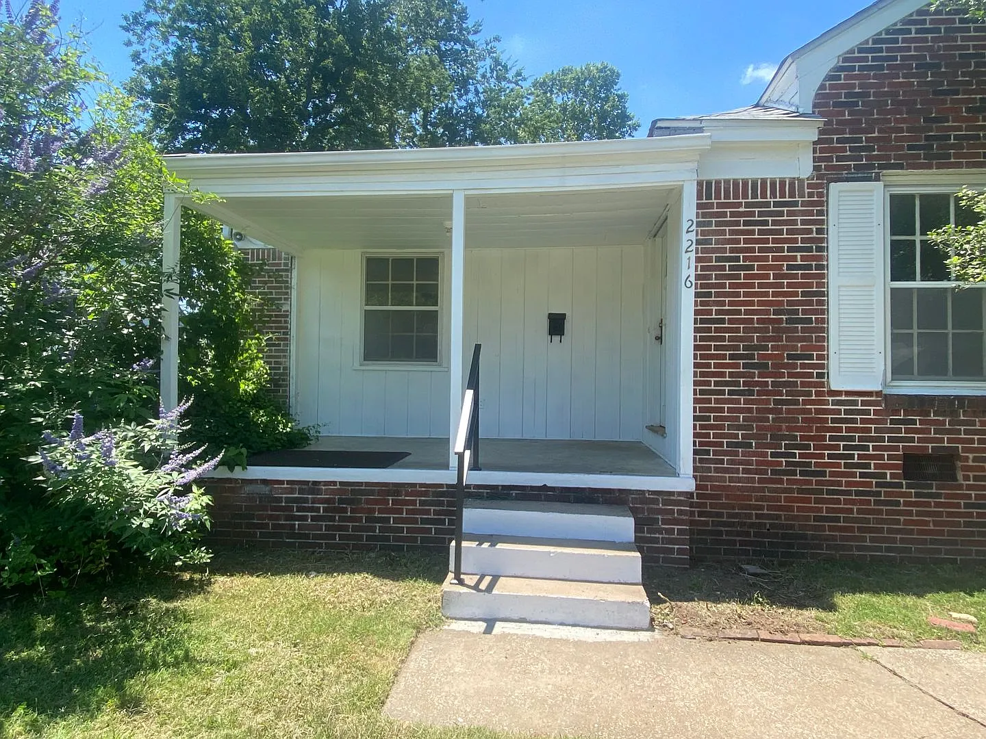 Beautiful two bedroom, one bath home in desirable Florence Park South. — Photo 2
