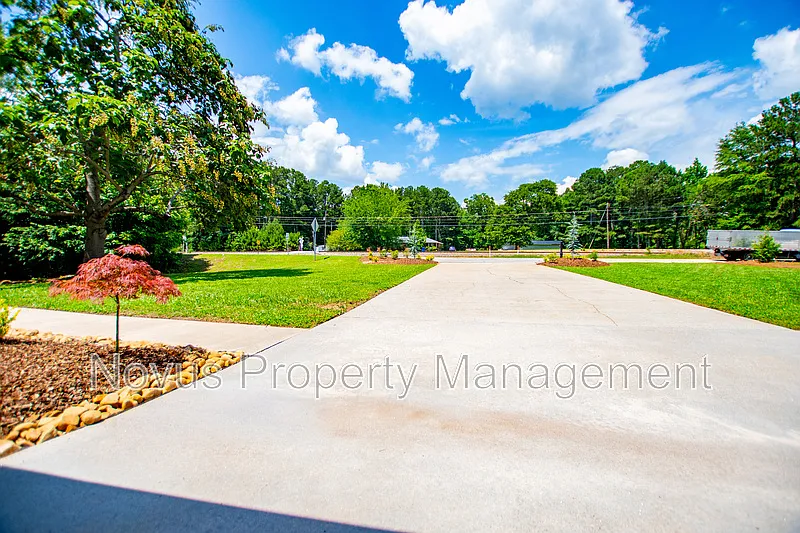 3 bed, 2.0 bath, 1658 sqft, $2,300 — Photo 3