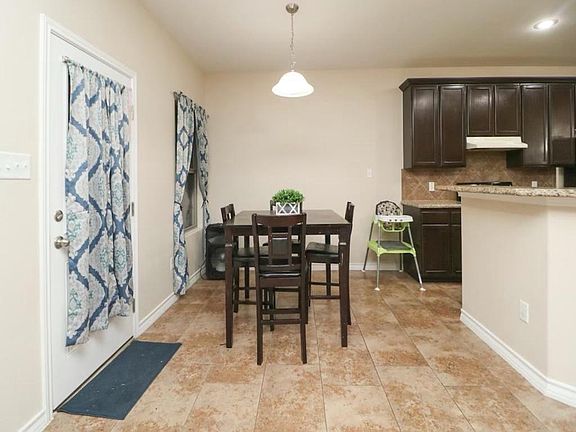 4th image of 325 Silver Leaf Oak Dr