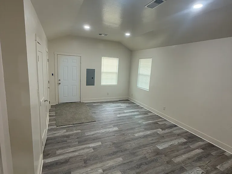 609 Franklin Ave — Photo 7