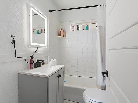 5th image of 2820 Fruitridge Rd