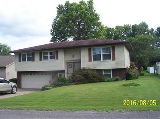 410 E 4th St, Trenton, IL