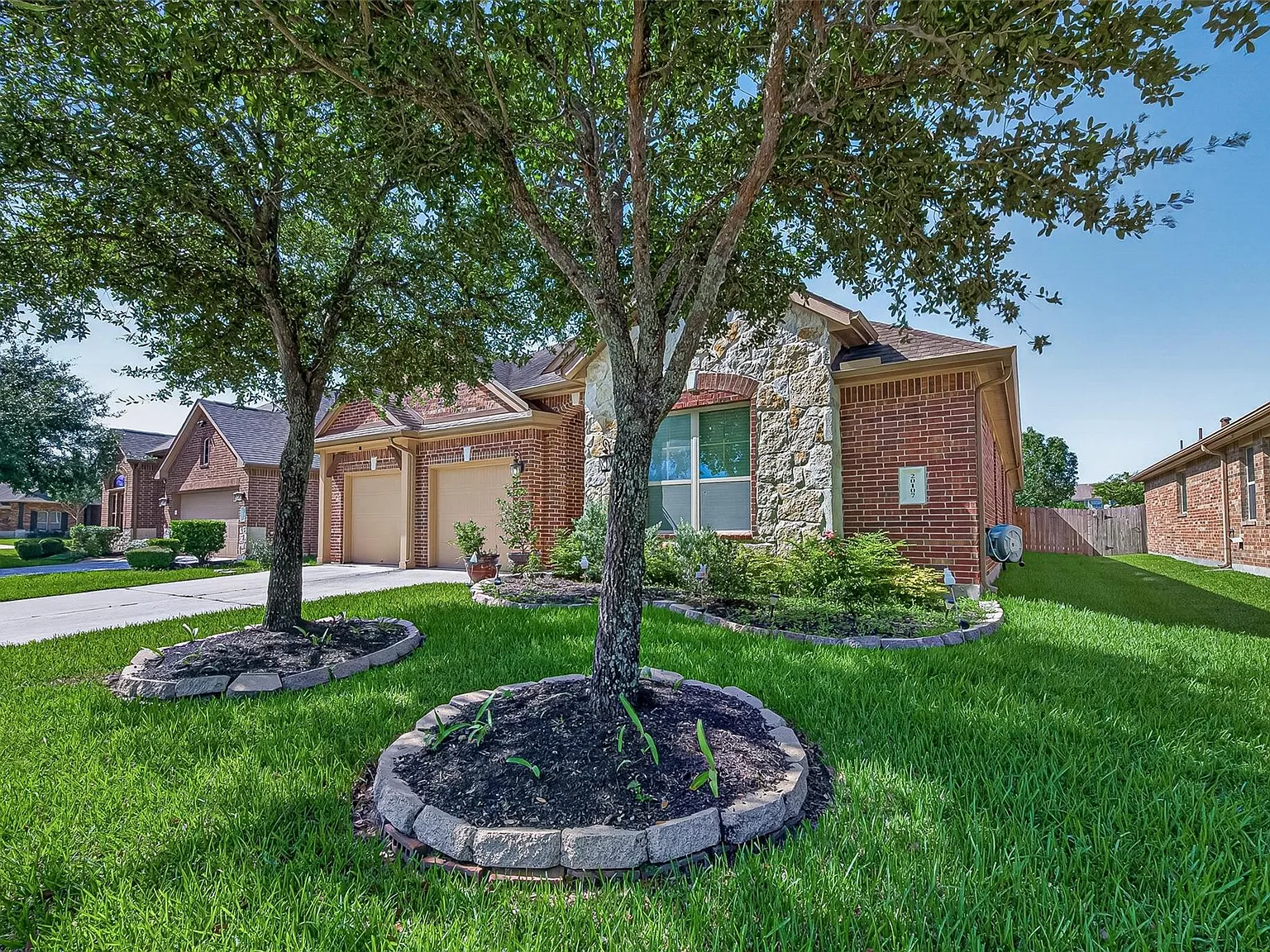 4 bed, 3.0 bath, 2721 sqft, $2,700 — Photo 3