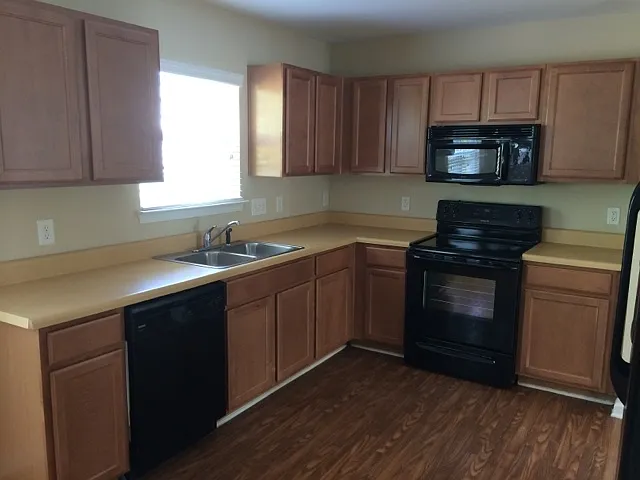 4134 Robinwood Dr — Photo 2
