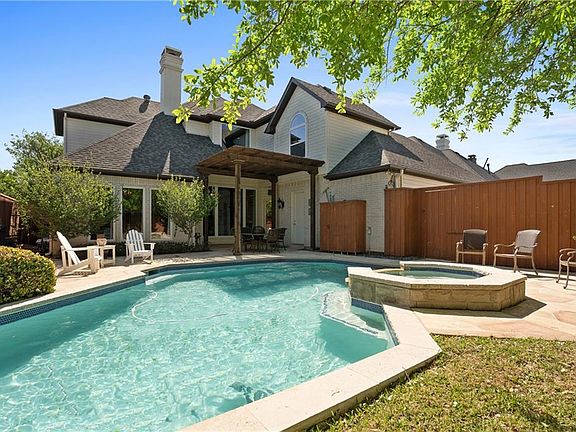 2nd image of 3901 Braewood Cir