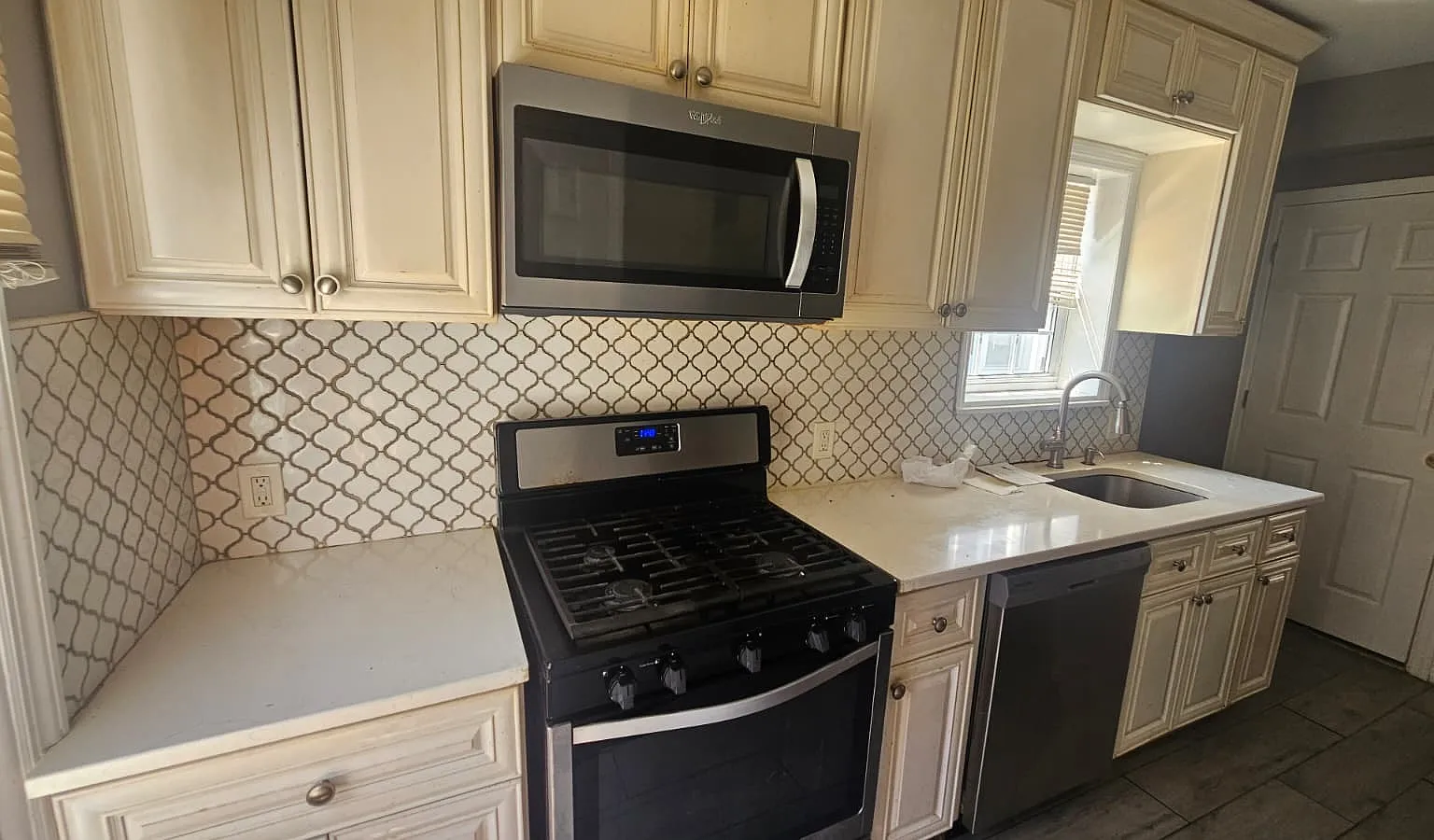 2 bed, 700 sqft, $2,600 — Photo 2