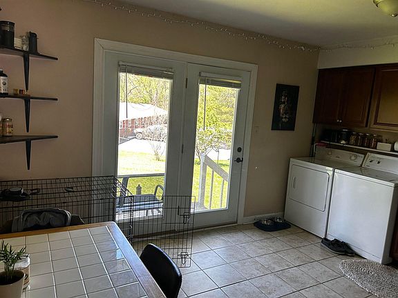 3rd image of 1806 Parkwood Ln #1