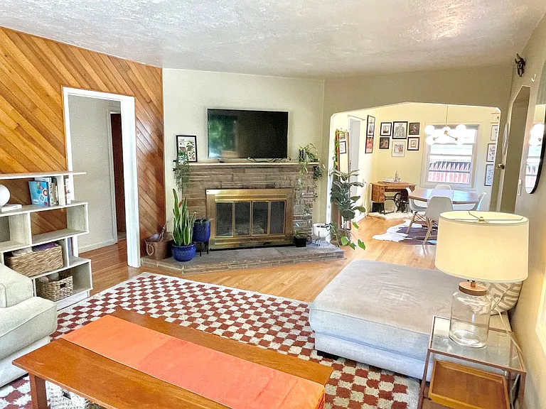105 NE 86th Ave — Photo 4