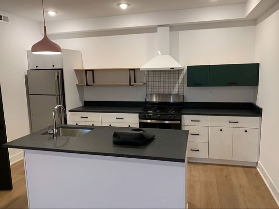 2nd image of 3148-52 Richmond St #8