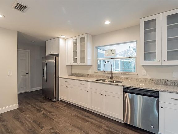 3rd image of 9 Carriage Hill Cir