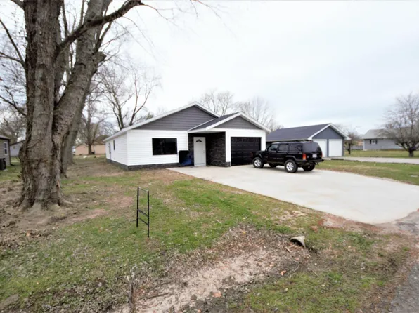 305 W Lucretia St, Sesser, IL 62884