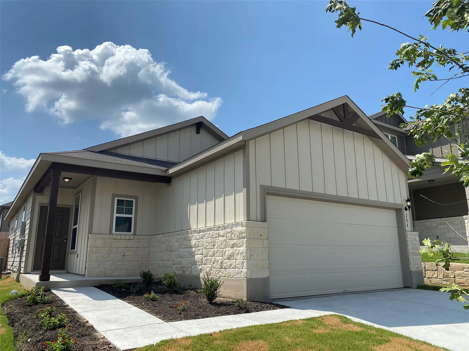 3 bed, 2.0 bath, 1207 sqft, $2,155 — Photo 1