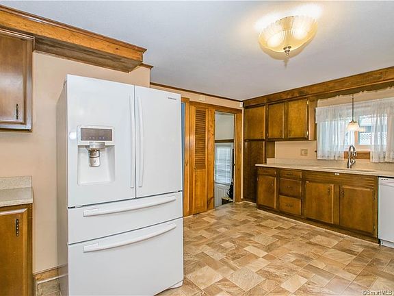 5th image of 27 Park Dr