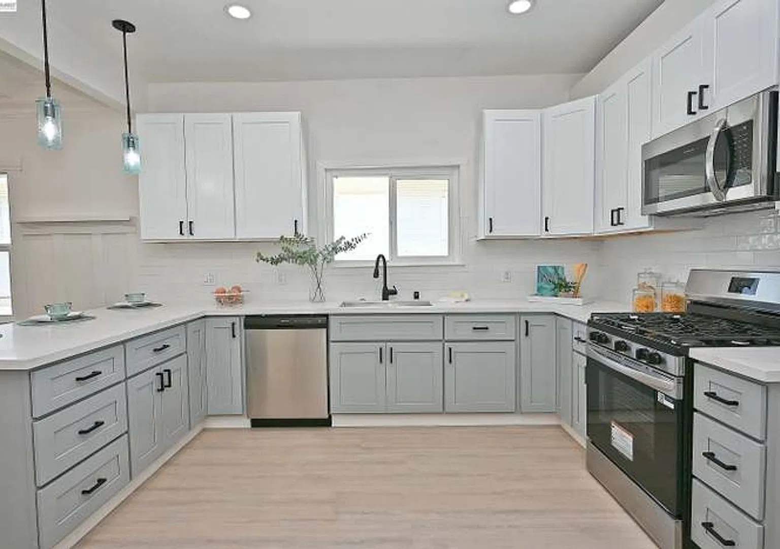 Coming Soon! |$4,200 | Newly Updated 3br/2ba Oakland Home W/ Loft & Modern Finishes — Photo 4