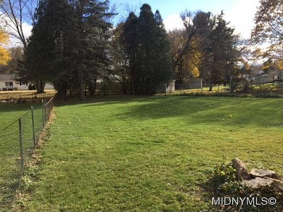 5th image of 32 Tamarack Dr
