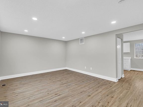 5th image of 8677 Hickory Ridge Ct