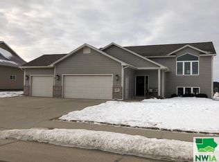 692 Prairie Blvd, Dakota Dunes, SD 57049