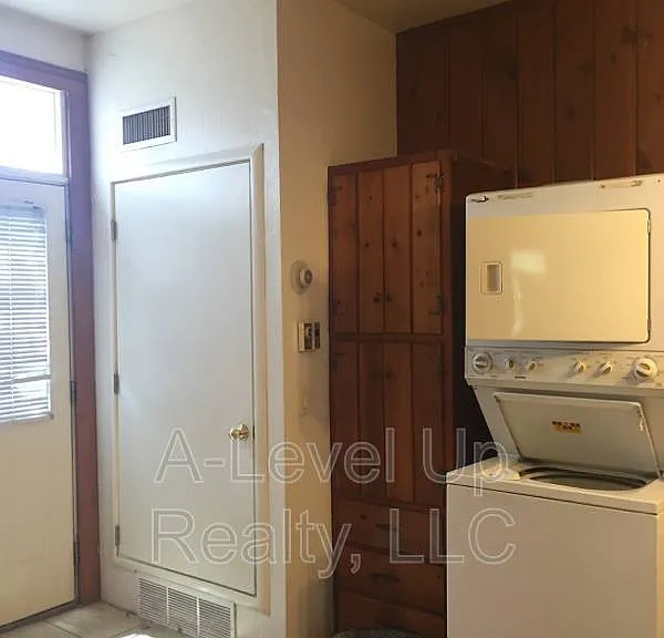 723 E 6th St — Photo 12