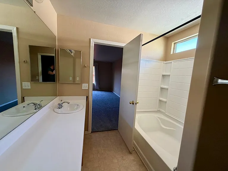 7205 S 39th Dr — Photo 9