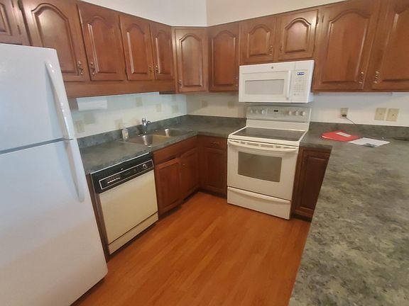 3rd image of 437 Wyndham Ct