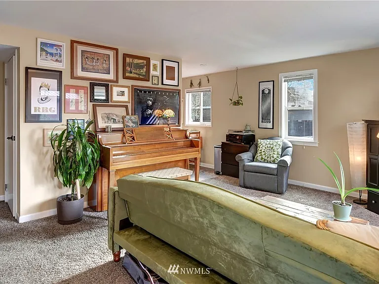 Previous furnishings (it does not come furnished).