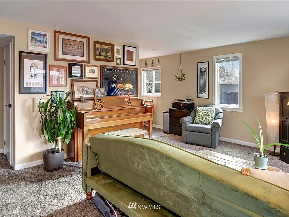 Previous furnishings (it does not come furnished).