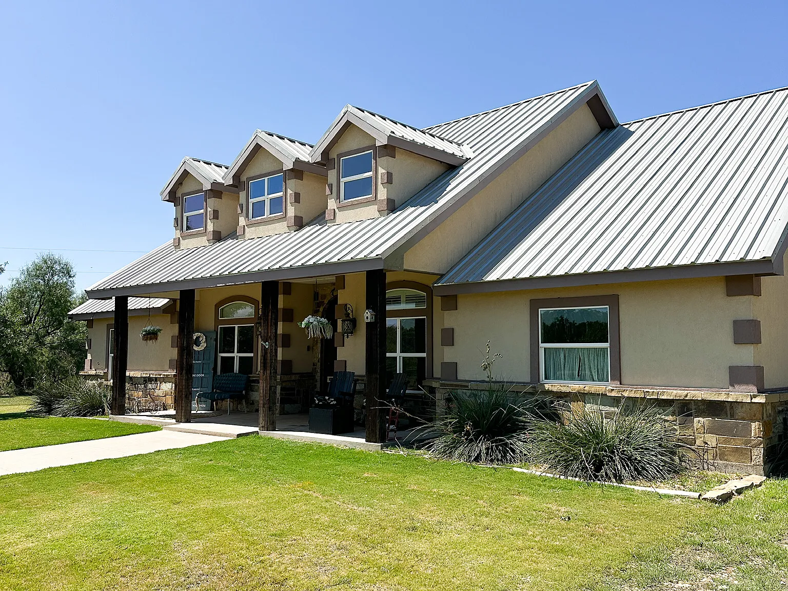6 bed, 2800 sqft, $5,995 — Photo 2