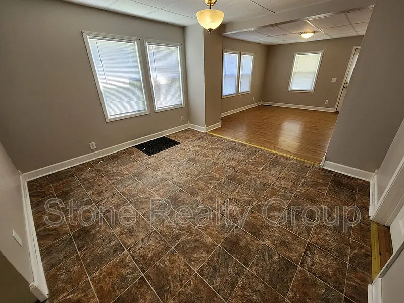 2 bed, 1.0 bath, $925 — Photo 3