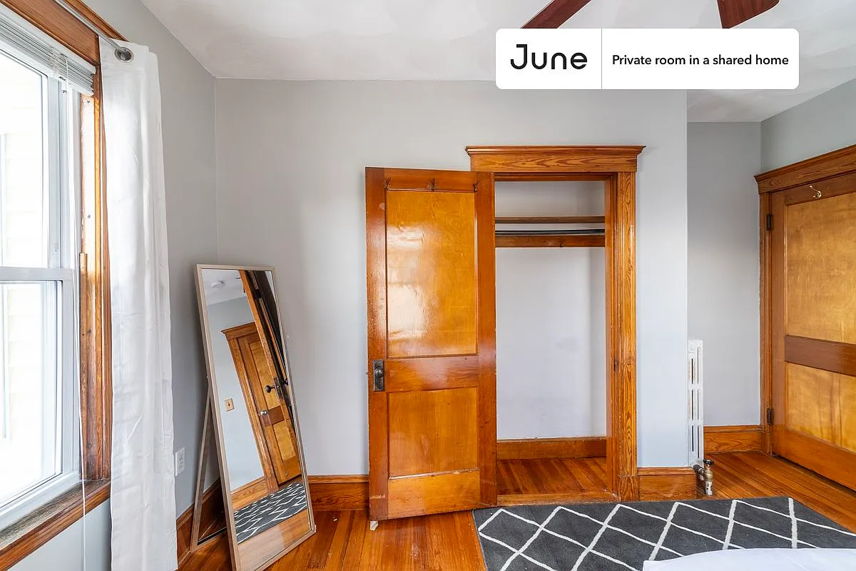 Queen bedroom in 5 bed/2 bath home in Medford #1834 A — Photo 4