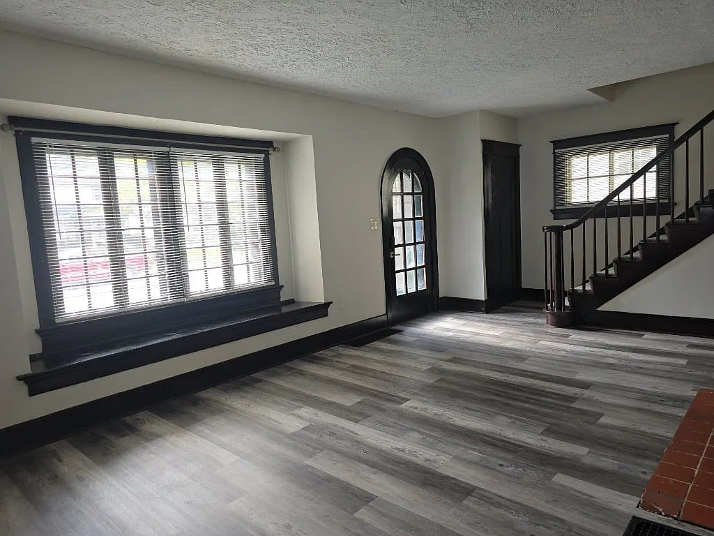 325 Knecht Dr — Photo 3