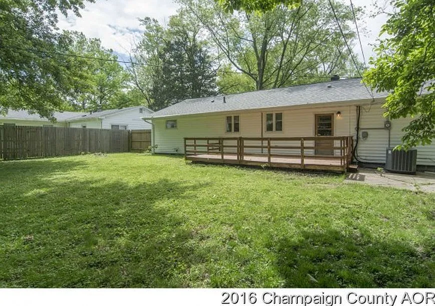 3 bedroom with hardwood floors — Photo 2