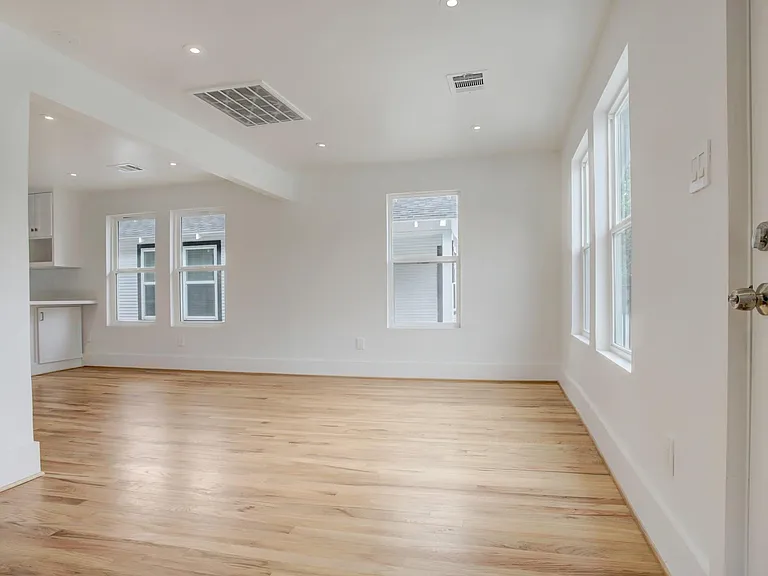 6107 N Main St — Photo 3