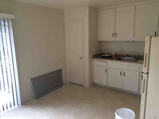 2nd image of 821 Blossom Way APT 5