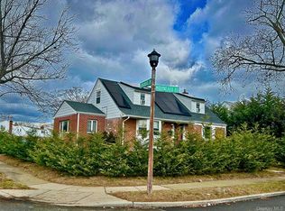 17 Molyneaux Rd, Valley Stream, NY 11580