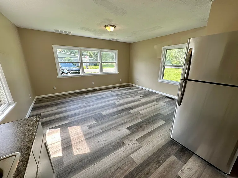 1124 W Market St — Photo 7