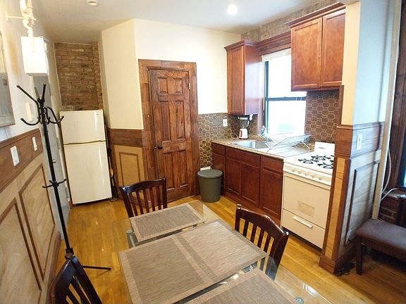 3rd image of 424 E 13th St #C3
