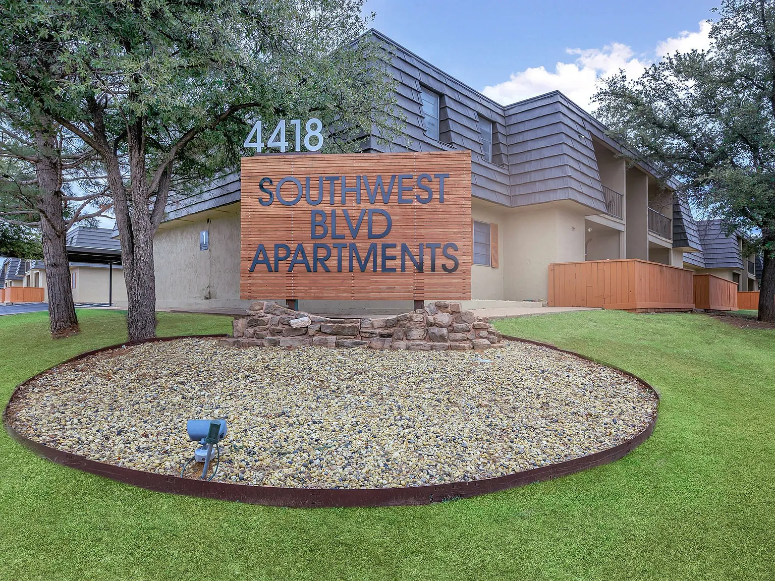 4418 Southwest Blvd Apartments — Photo 3