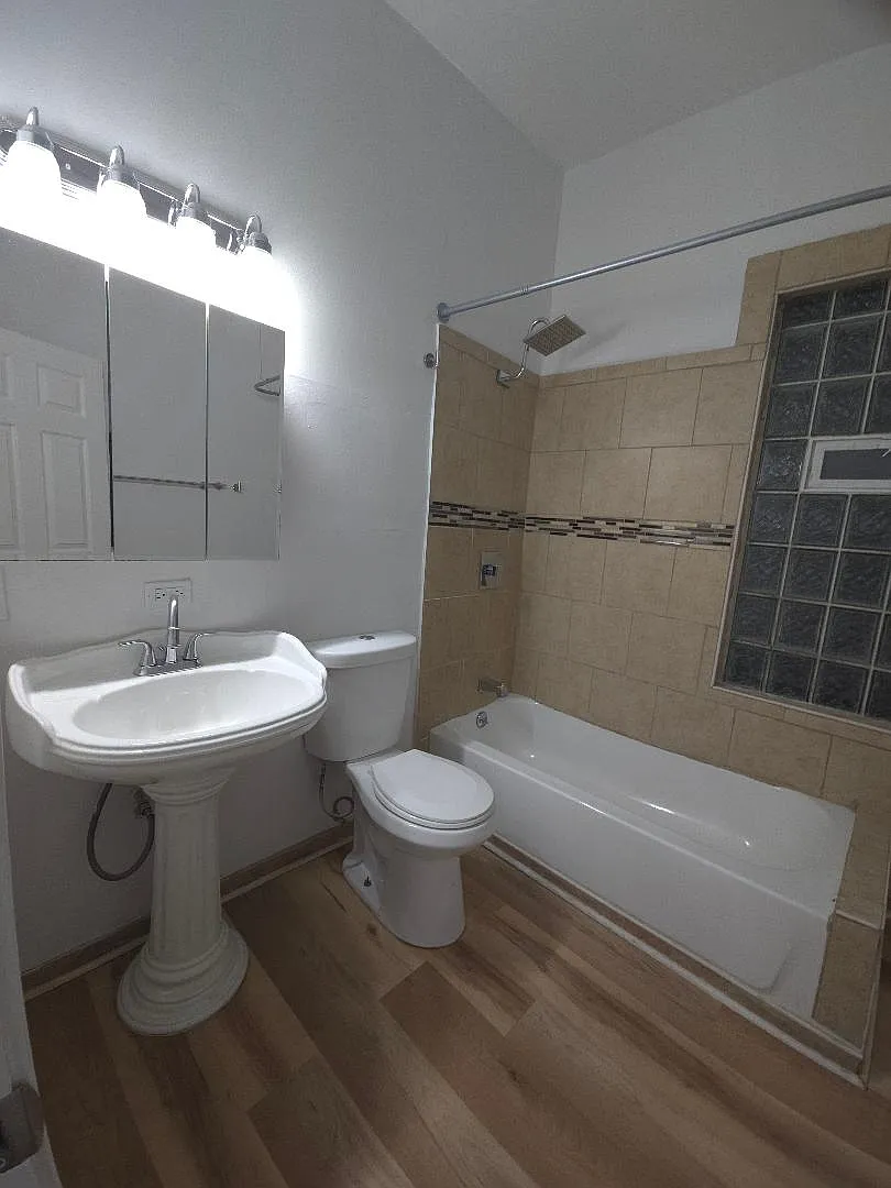 3 bed, 1000 sqft, $1,850 — Photo 1