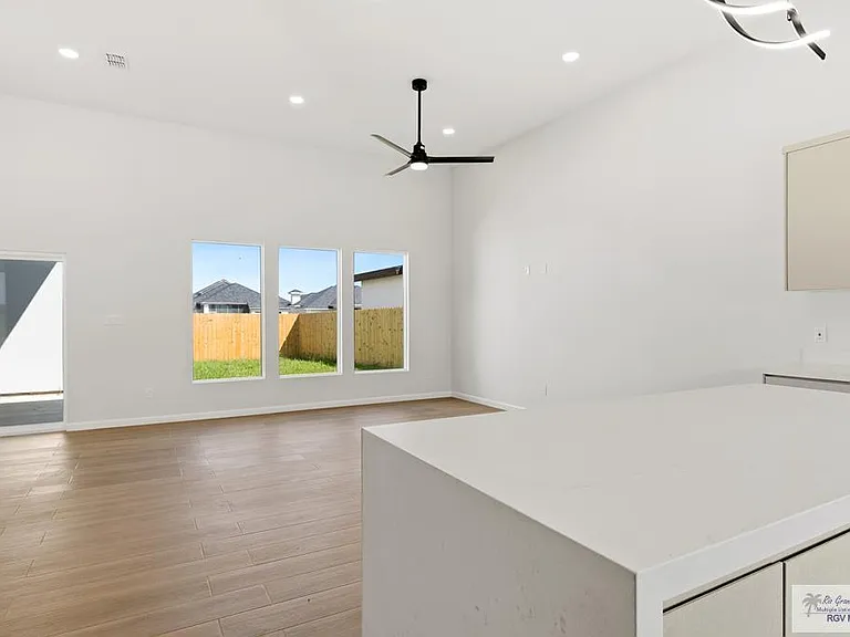 6934 Diamond Cove Dr — Photo 7