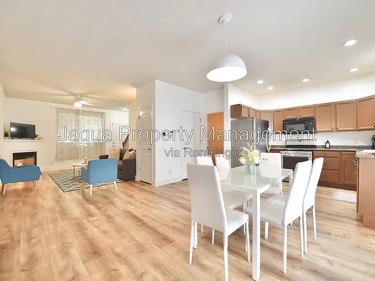 380 Market Pl — Photo 4