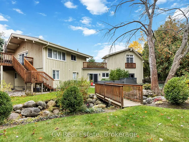 156 Chamonix Cres — Photo 2