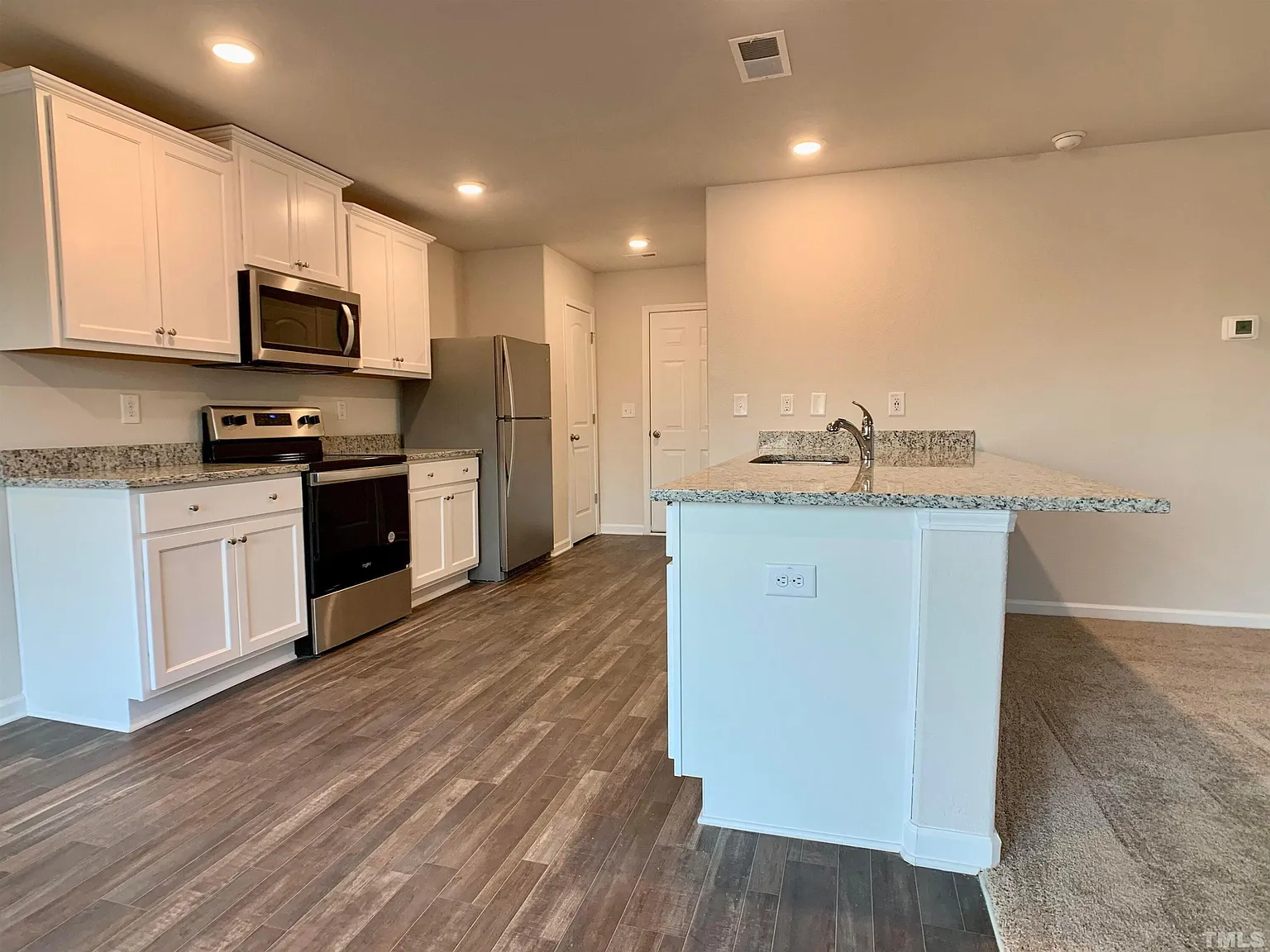 3 bed, 2.5 bath, 1910 sqft, $1,895 — Photo 4