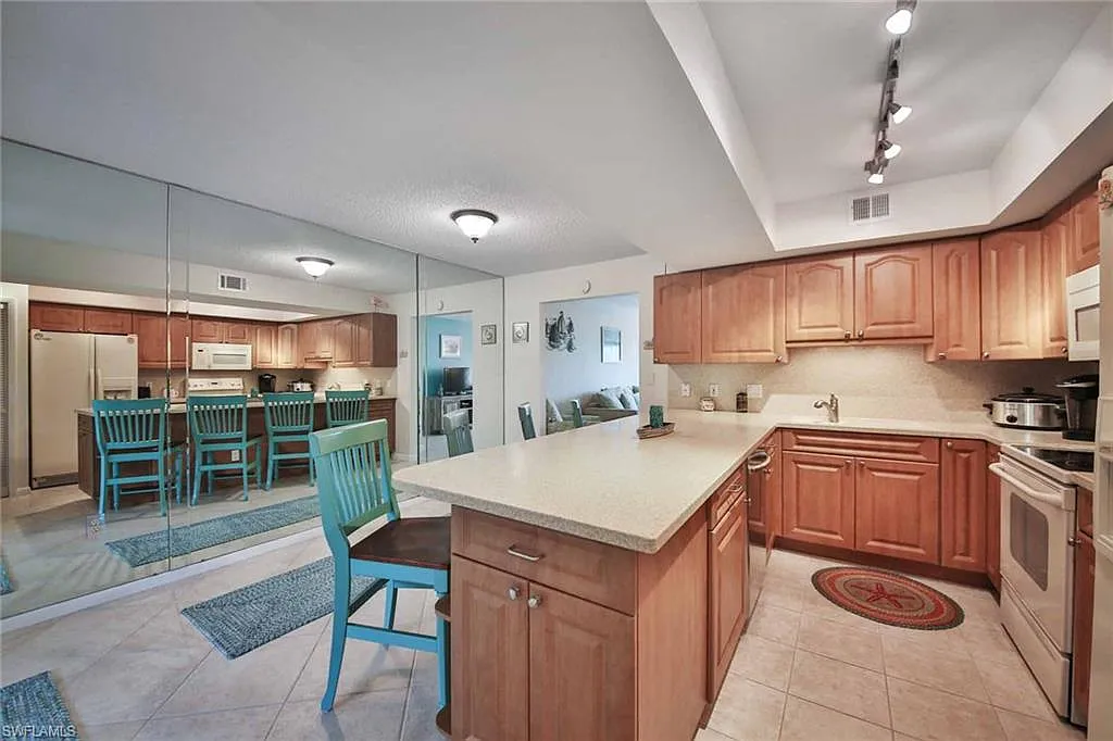 2 bed, 2.5 bath, 1046 sqft, $4,750 — Photo 4